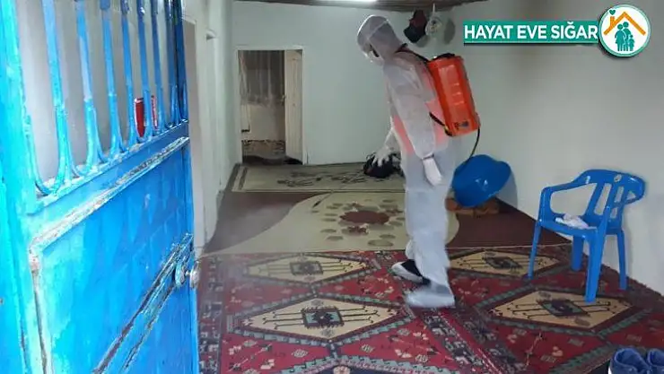 Korona virüs testi pozitif çıkan ailelerin evleri dezenfekte edildi