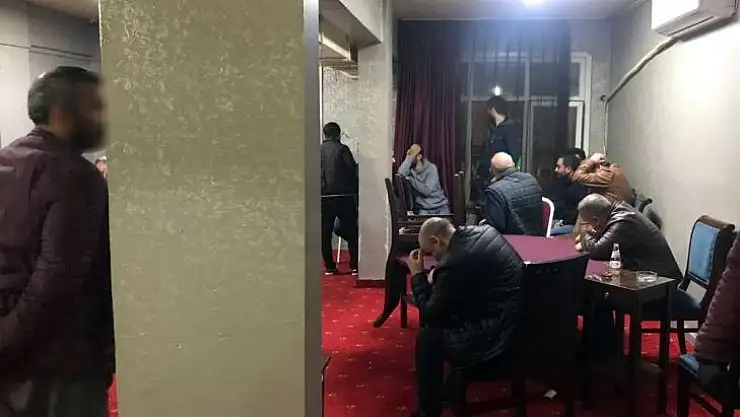 Korona virüsü hiçe sayıp kahvehanede oyun oynayan 26 kişiye cezai işlem yapıldı