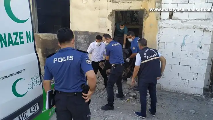 Kötü kokuların yayıldığı metruk binadan erkek cesedi çıktı