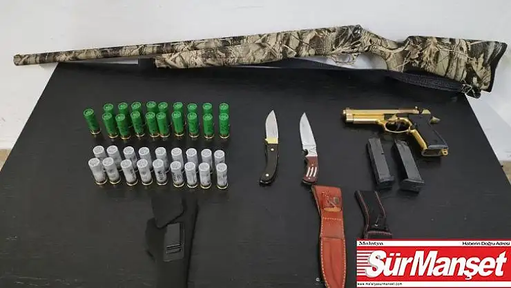 Kovalamaca sonucu yakalanan araçta silahlar ve bıçaklar ele geçirildi