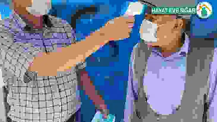 Köy muhtarı kapı kapı gezerek ateş ölçüyor, maske dağıtıyor