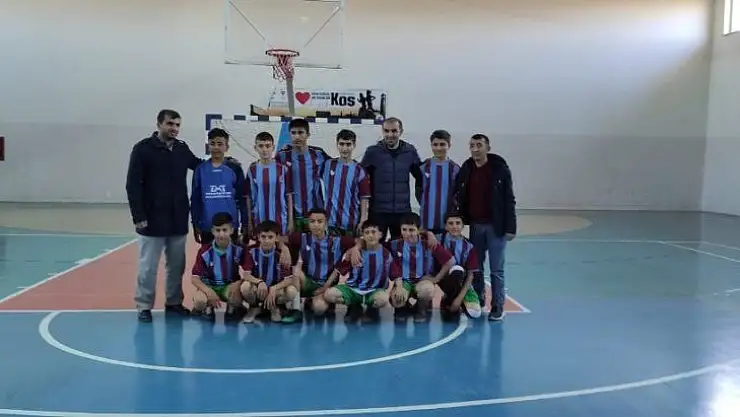 Köy okulu öğrencileri futsalda şampiyon oldu