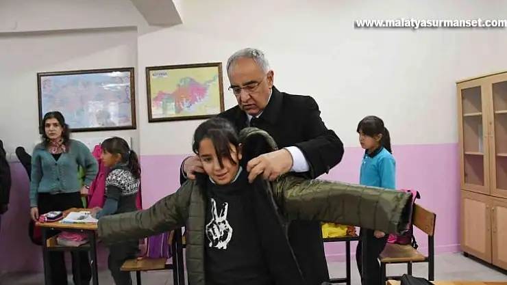 Köy okulu öğrencilerine mont dağıtıldı