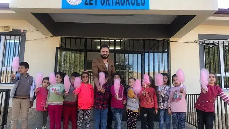Köy okulu öğrencilerine pamuk şeker sürprizi