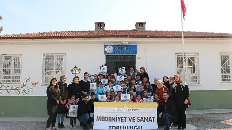 Köy okulunda öğretmenler günü kutlandı