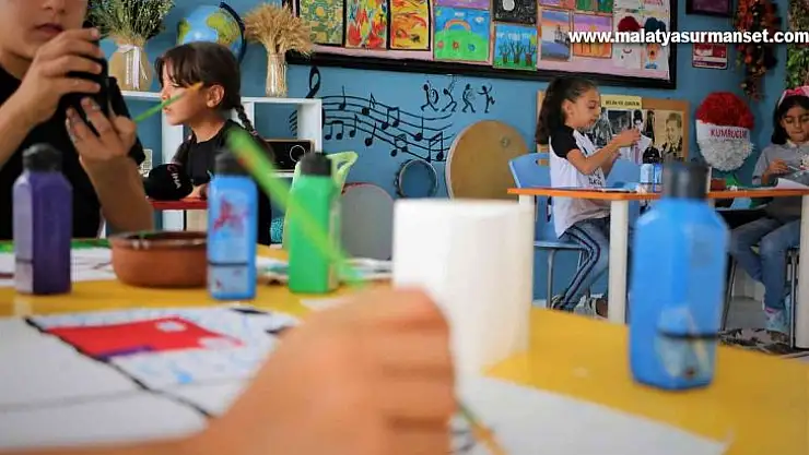 Köy okulundaki öğrenciler malzeme peşinden değil, hayallerinin peşinden koştu