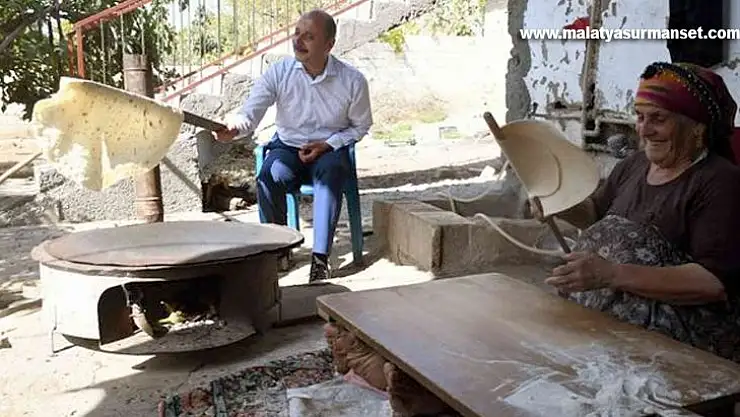 Köylü kadınlarla yufka ekmeği pişirdi