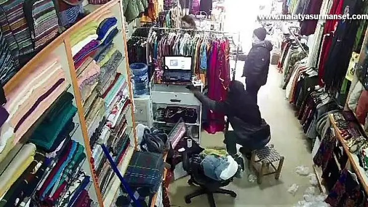 Küçüğü oyaladı, büyüğü çaldı