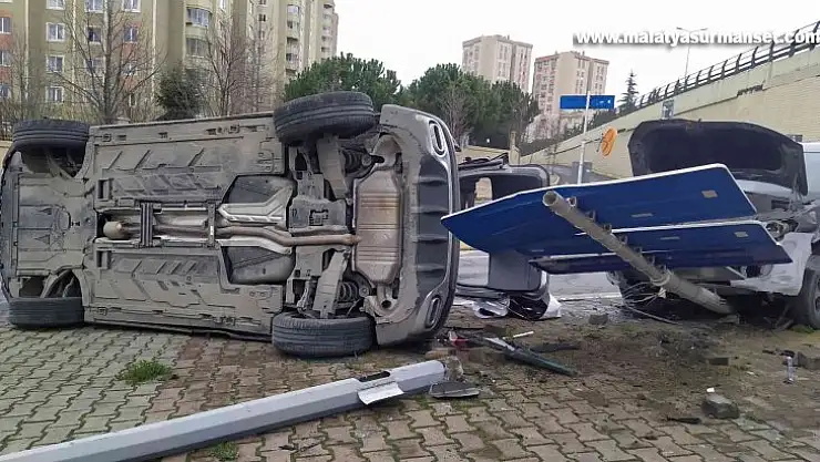 Küçükçekmece'de kavşakta kontrolsüz sürücüler kaza yaptı: 2 yaralı