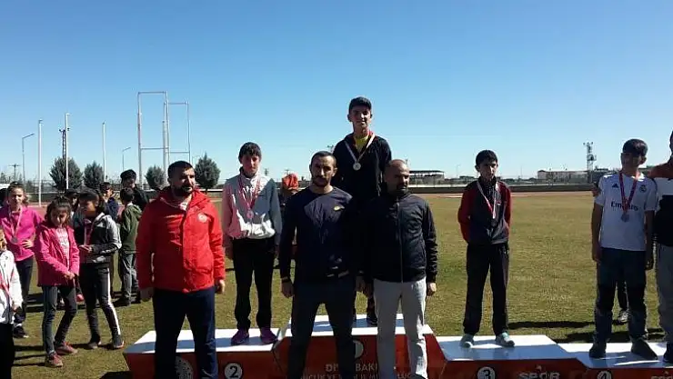 Kulplu öğrenci kros yarışmasında birinci oldu