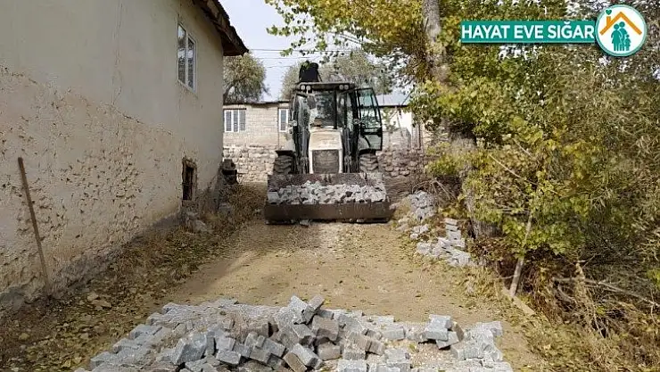 Kuluncak'ta mahalleler kilit taş ile buluşturuluyor