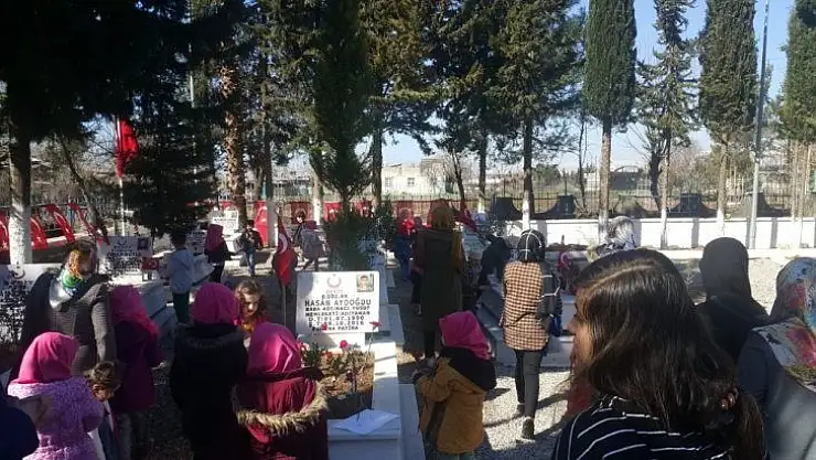 Kur'an kursunun minik öğrencileri şehitleri yalnız bırakmadı
