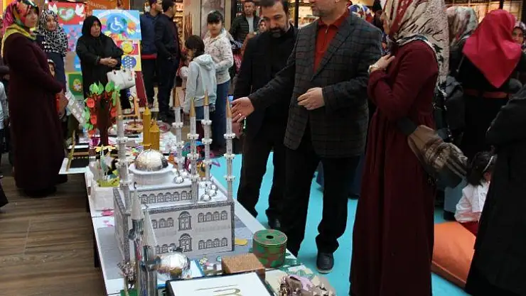 Kuran öğrenen minik öğrencilerin sergisi büyük beğeni topladı