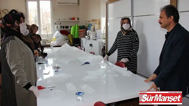 Kursiyer kadınlar maske üretimine başladı