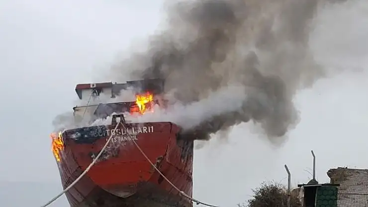 Kuru yük gemisi alev alev yandı