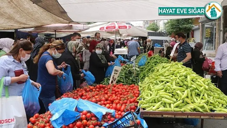 Kurulan semt pazarı esnafın da tüketicinin de yüzünü güldürdü
