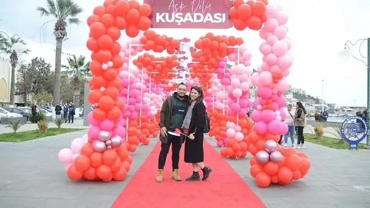 Kuşadası'nda 14 Şubat Sevgililer Günü coşkuyla kutlandı.