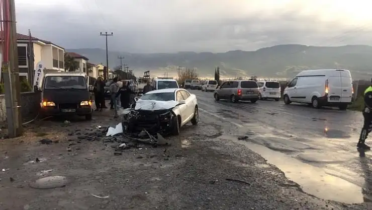 Kuşadası'nda trafik kazası: 1'i ağır 5 yaralı