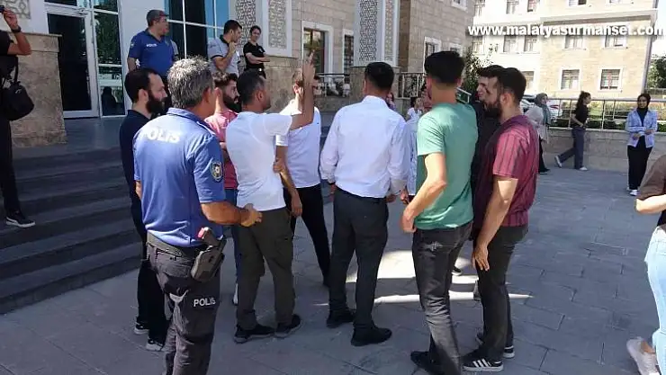 Kütüphanede yer bulamayan öğrenciler valiliğe yürüdü