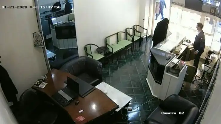 Kuyumcu ile soyguncunun arbedesi kamerada