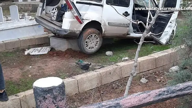 Lastiği patlayan araç mezarlığa uçtu: 1 yaralı