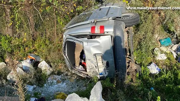Lastiği patlayan araç şarampole yuvarlandı: 3 yaralı