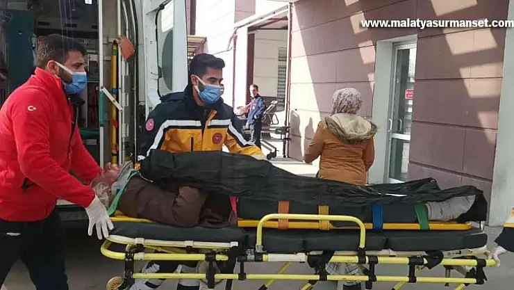 Lastiği patlayan kamyonet devrildi: 2 yaralı