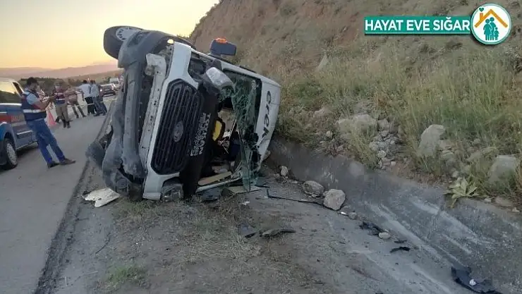 Lastiği patlayan minibüs yan yattı: 16 yaralı