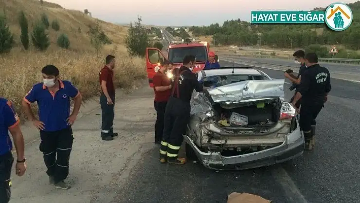 Lastiği patlayan otomobil takla attı: 3 yaralı