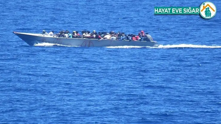 Libya açıklarında 4'ü çocuk 54 düzensiz göçmen kurtarıldı