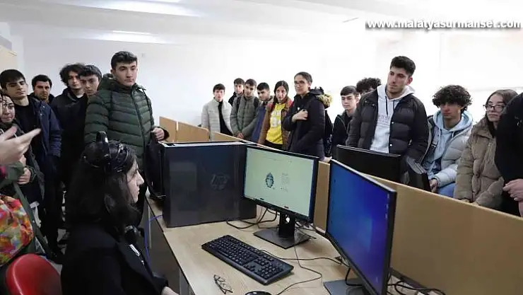 Lise öğrencileri FÜ'yü gezdi