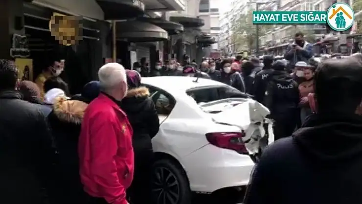 Lüks otomobilin çarptığı araç dükkana girdi: 3 yaralı