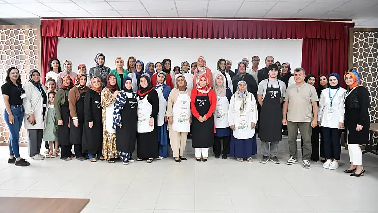 Maharetli Eller, En Güzel Analı-Kızlı Yemeğini Yapmak İçin Yarıştı