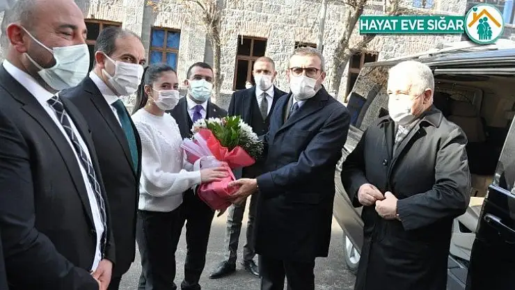 Mahir Ünal: 'Bizimle bugün mücadele edenler geriye dönüp bakarsanız bu milletin iradesiyle kavga edenlerdir'