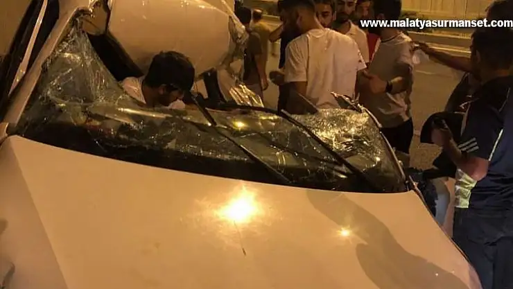 Makas atarak tıra arkadan çarptı: 2 yaralı