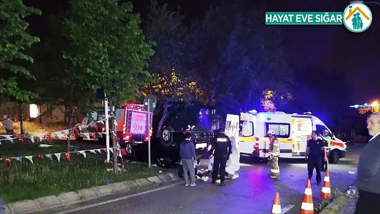 Makas attığı ileri sürülen otomobil takla atarak iş yerinin bahçesine girdi: 3 yaralı