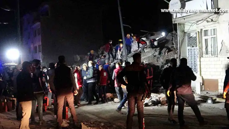 Malatya'da 3 katlı ağır hasarlı bina çöktü: 1 kişi öldü