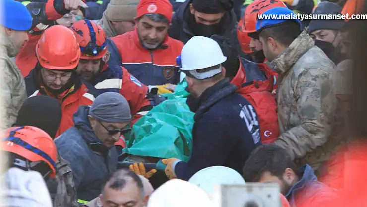Malatya'da 81 saat sonra 72 yaşındaki depremzede enkazdan sağ kurtarıldı