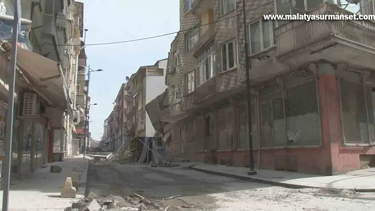 Malatya'da ağır hasarlı bir bina daha kendiliğinden yıkıldı