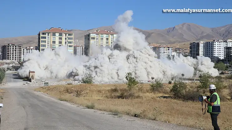 Malatya'da ağır hasarlı bir bina patlayıcıyla yıkıldı
