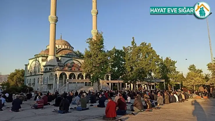 Malatya'da bayram namazında camiler doldu