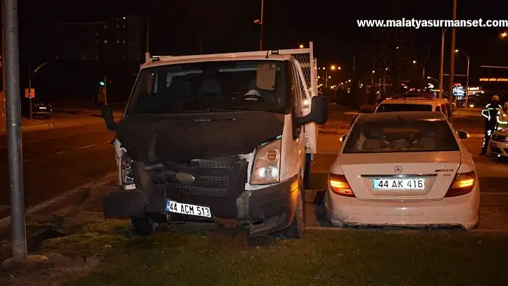 Malatya'da çarpışan 2 araç refüje çıktı: 2 yaralı