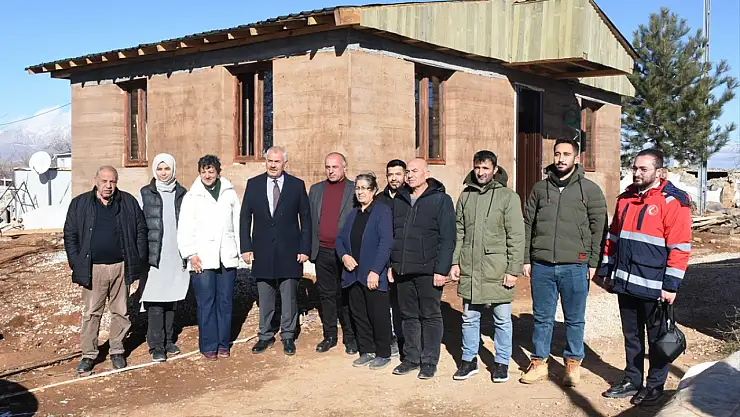 Malatya'da depreme dayanıklı kerpiç ev inşa edildi