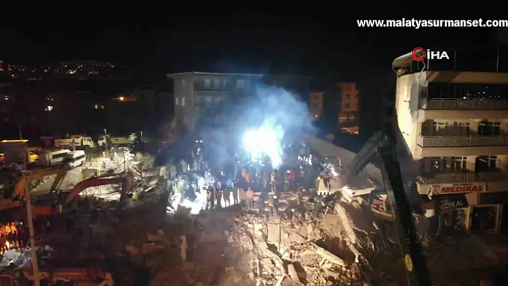 Malatya'da depremin 3. gününde gece çalışmaları havadan görüntülendi