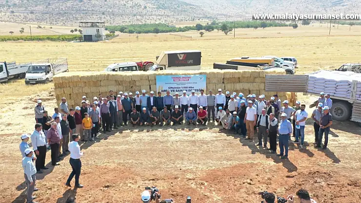 Malatya'da depremzede çiftçilere arpa ve saman desteği