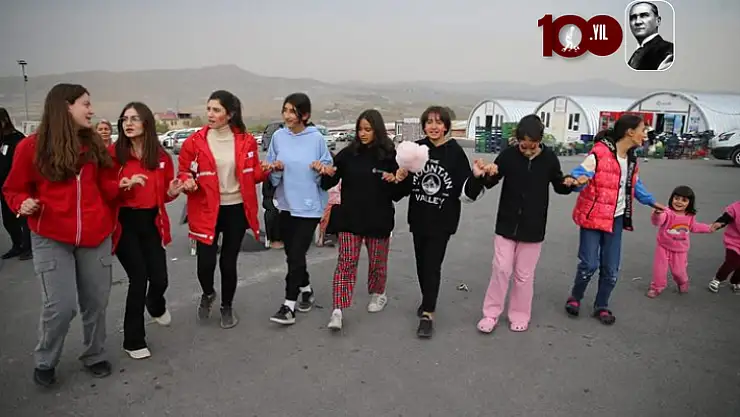 Malatya'da depremzede çocuklarla sokak oyunları oynadı