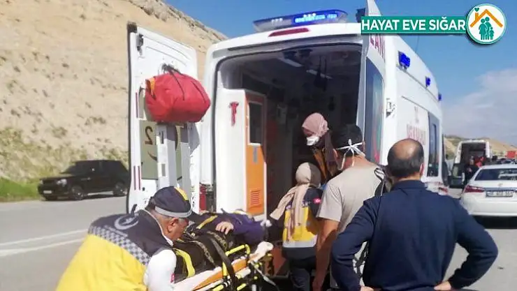 Malatya'da doktor görev çıkışı kaza yaptı, 2 kişi yaralandı