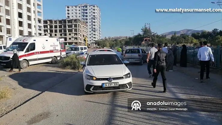 Malatya'da düğün konvoyundaki üç otomobilin çarpışması sonucu 2 kişi yaralandı