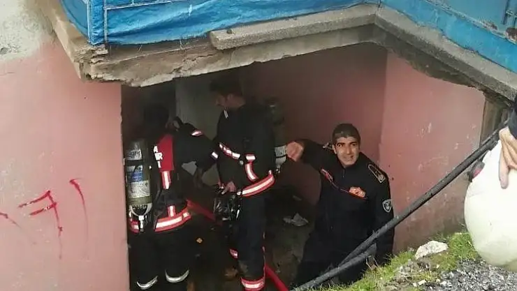 Malatya'da ev yangını, 3 kişi dumandan etkilendi
