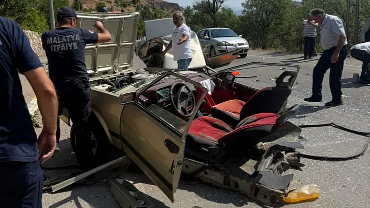 Malatya'da Feci Kaza Otomobil Ortadan İkiye Ayrıldı!